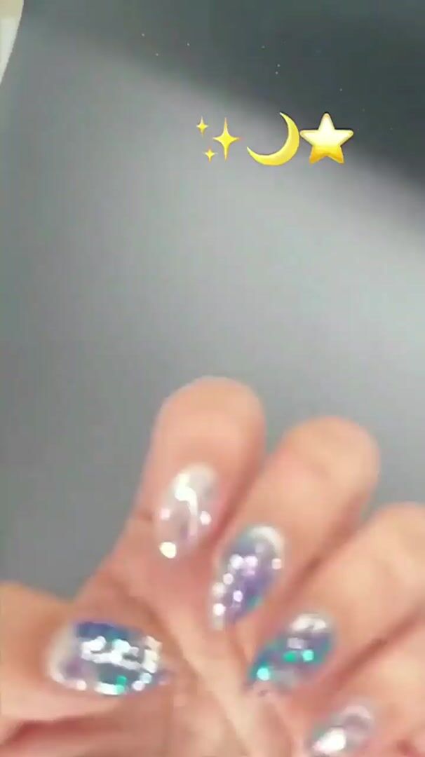 What glitter is used to create the sugar effect in the first picture?  Creator specifically mentioned pixie glitter from Daily Charme, but after  looking for almost an hour, I can't find something like that. Thank you for  the help in advance! : r/Nailtechs